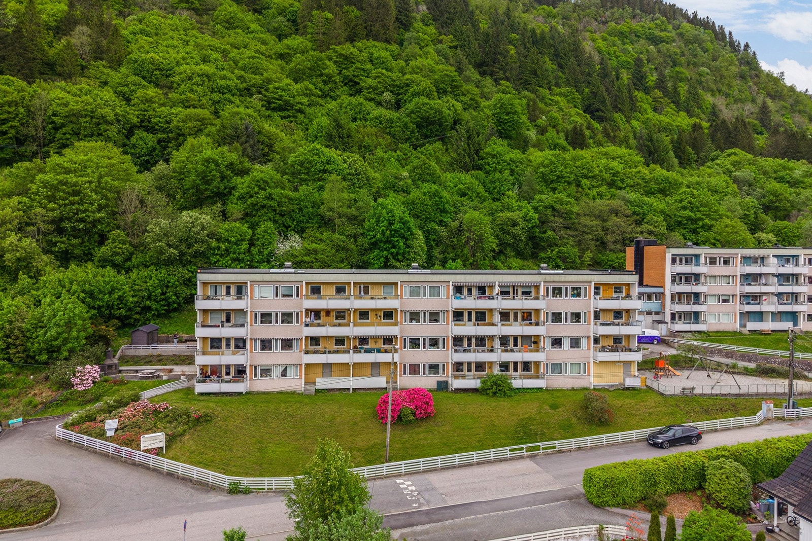 Kollektivtilbudet er svært godt med busstoppet Stølsvegen øst kun 1 min gange fra boligen. I tillegg har man Arna togstasjon ca 15 min spasertur unna. Galleribilde