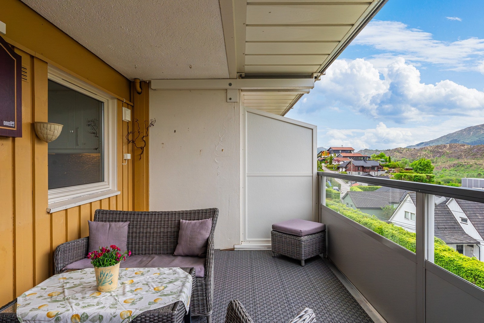 Balkongen har en vestvendt balkong med sol fra tidlig morgen til ca kl. 22.30 på kvelden midtsommers. Galleribilde