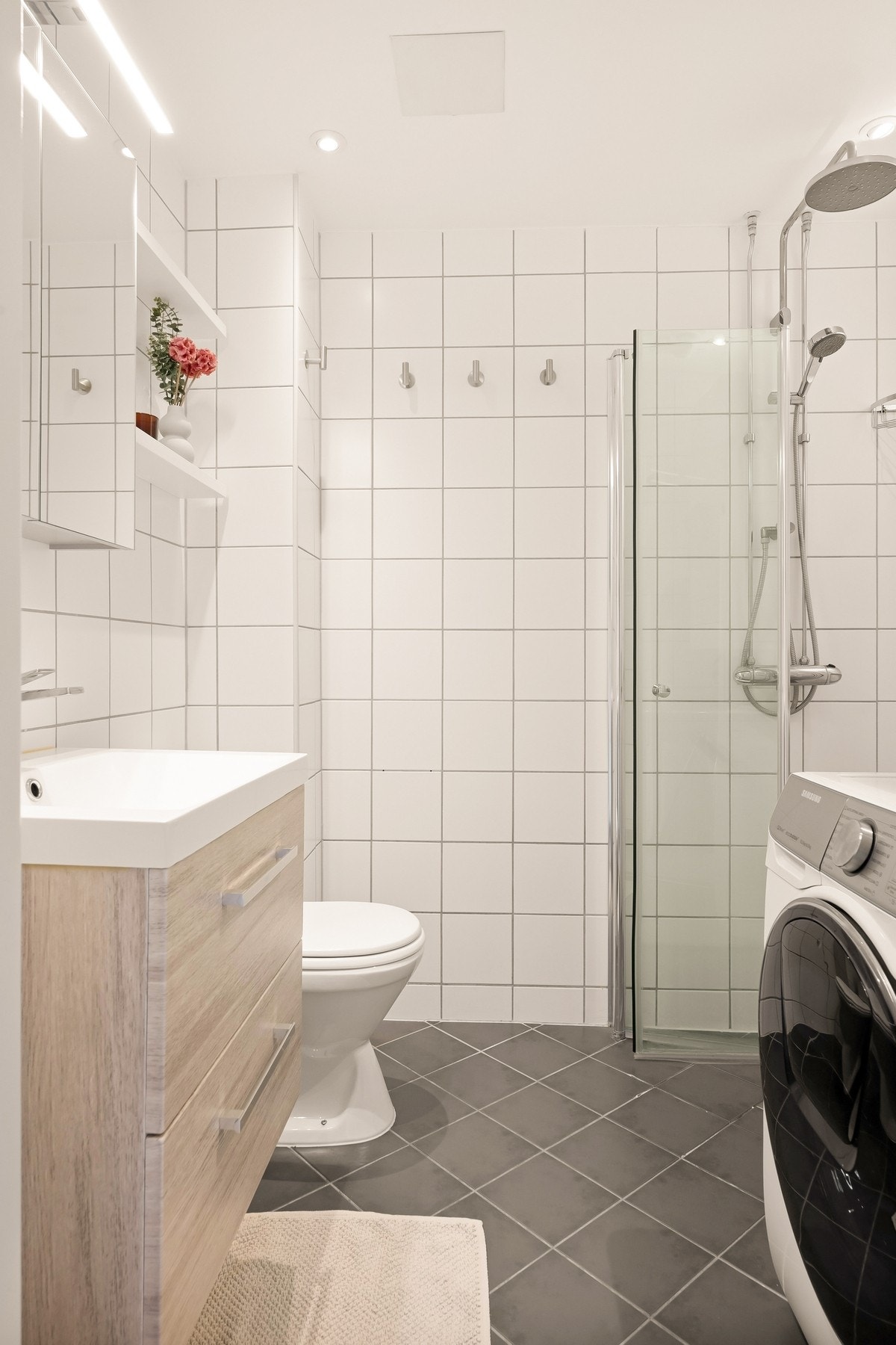 Pent, flislagt bad med varmekabler Galleribilde
