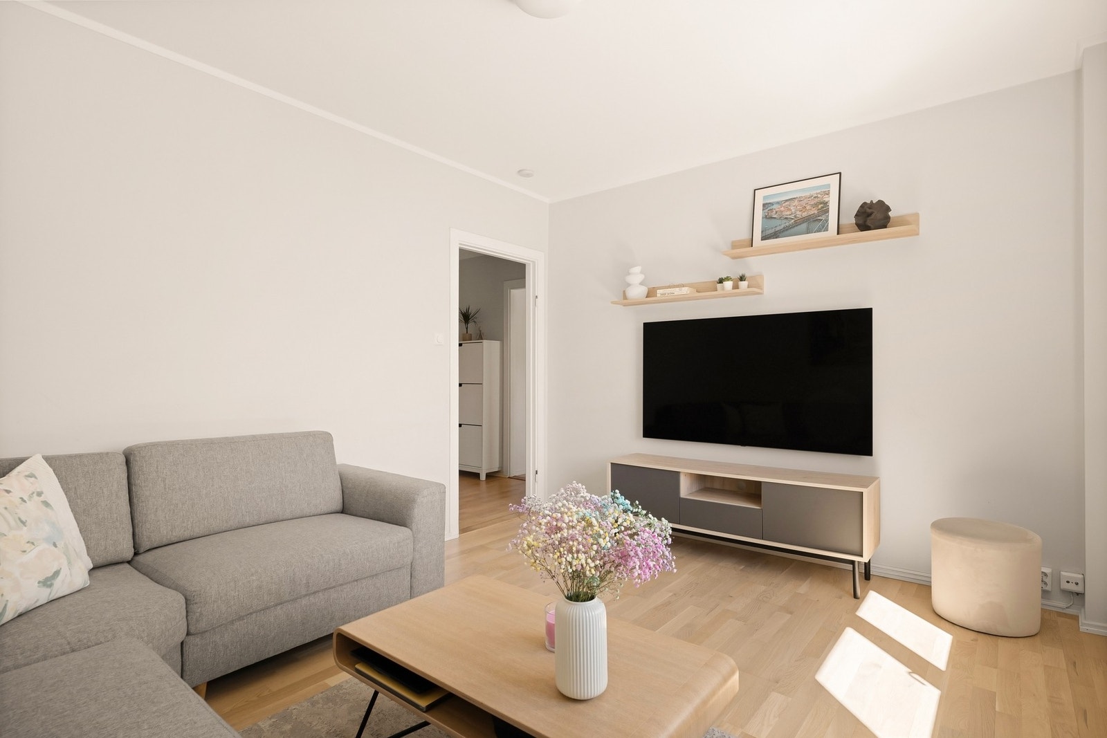 Leiligheten varmes opp med vannbåren varme via radiatorer Galleribilde