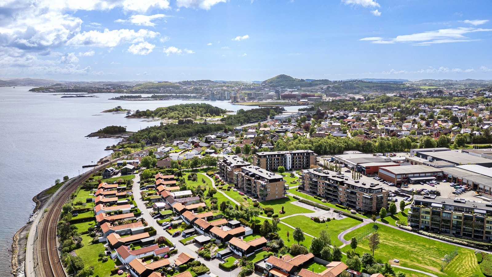 Beliggenheten er svært attraktiv med gangavstand til skole, barnehage, idrettsanlegg, butikker og et godt kollektivtilbud. Galleribilde