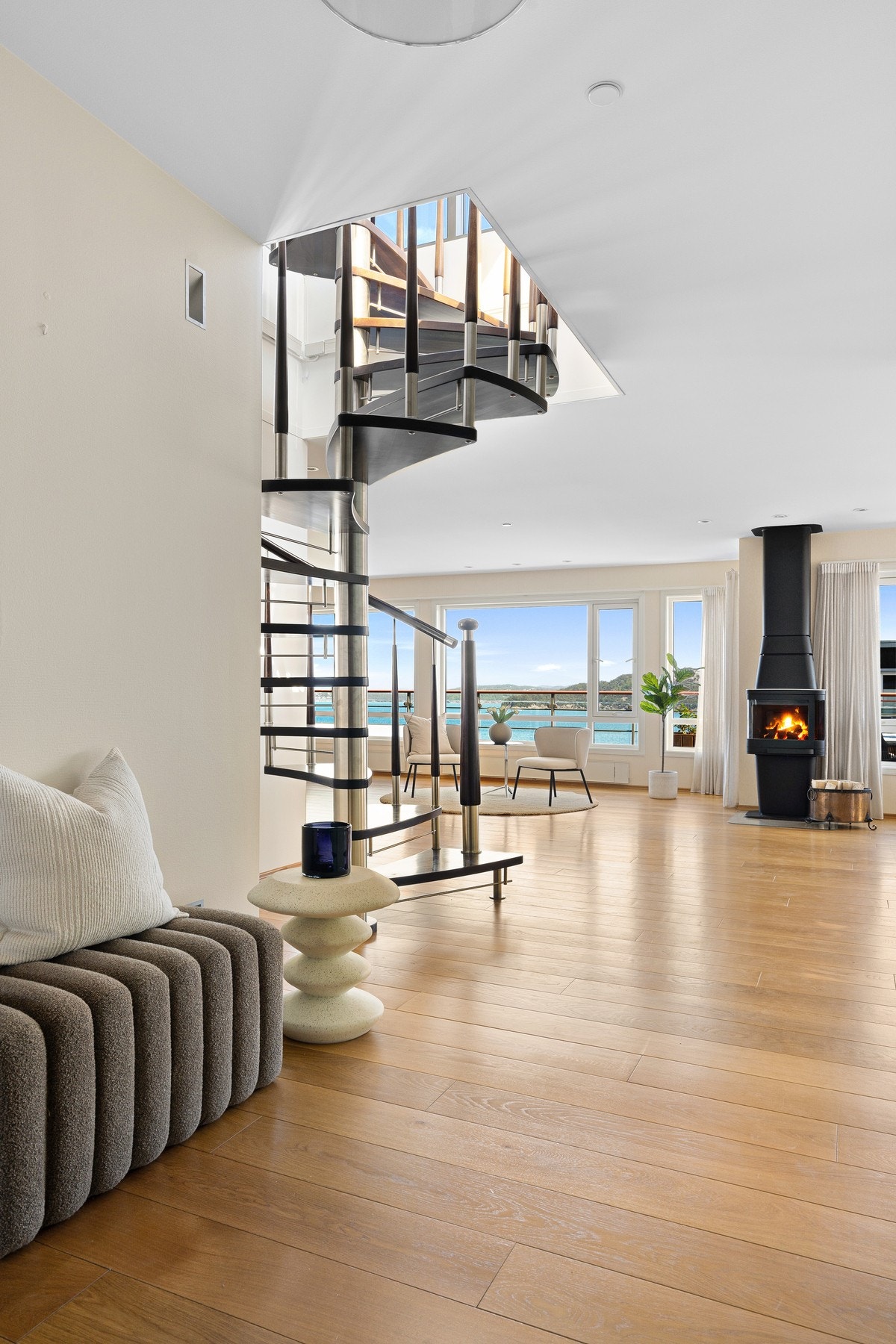 Spiraltrappen i stuen leder opp til en privat takterrasse. Galleribilde