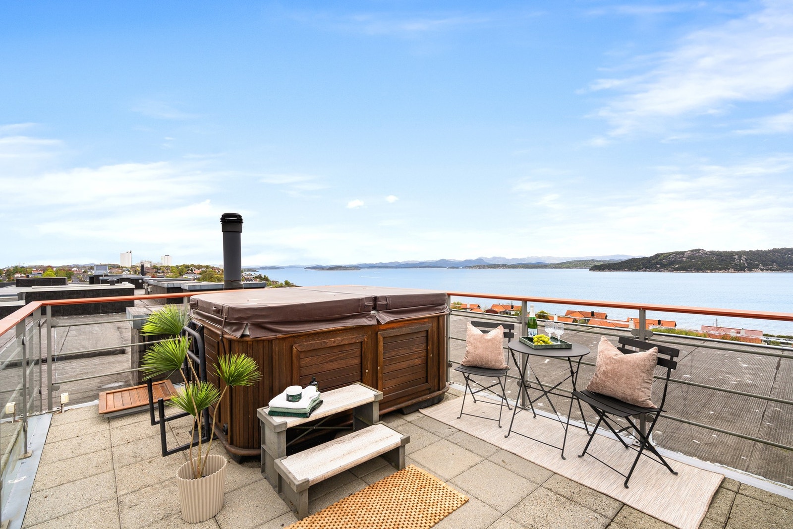 Velkommen til en eksklusiv toppleilighet med privat takterrasse og upåklagelig utsikt mot Gandsfjorden. Galleribilde