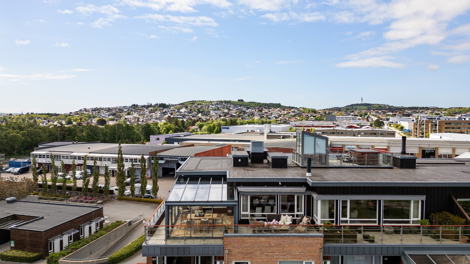 Leiligheten har to faste parkeringsplasser i felles garasjeanlegg. Galleribilde