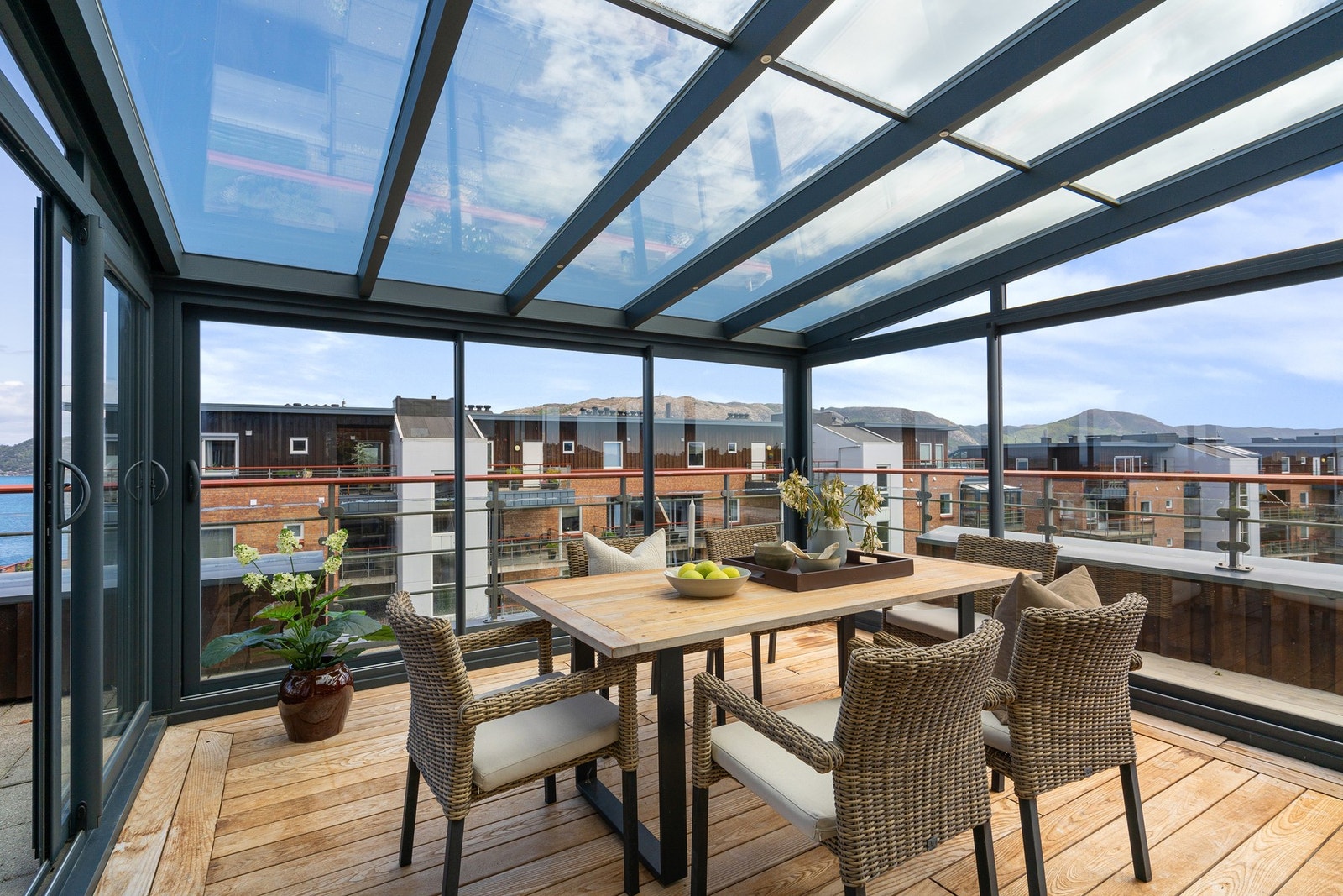 Fra stuen er det utgang til herlig terrasse med utestue. Galleribilde