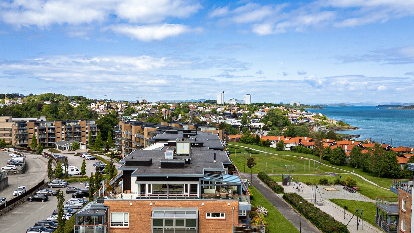 Fantastisk beliggenhet nær sjøen, med gangavstand til alt man skulle trenge i hverdagen. Galleribilde