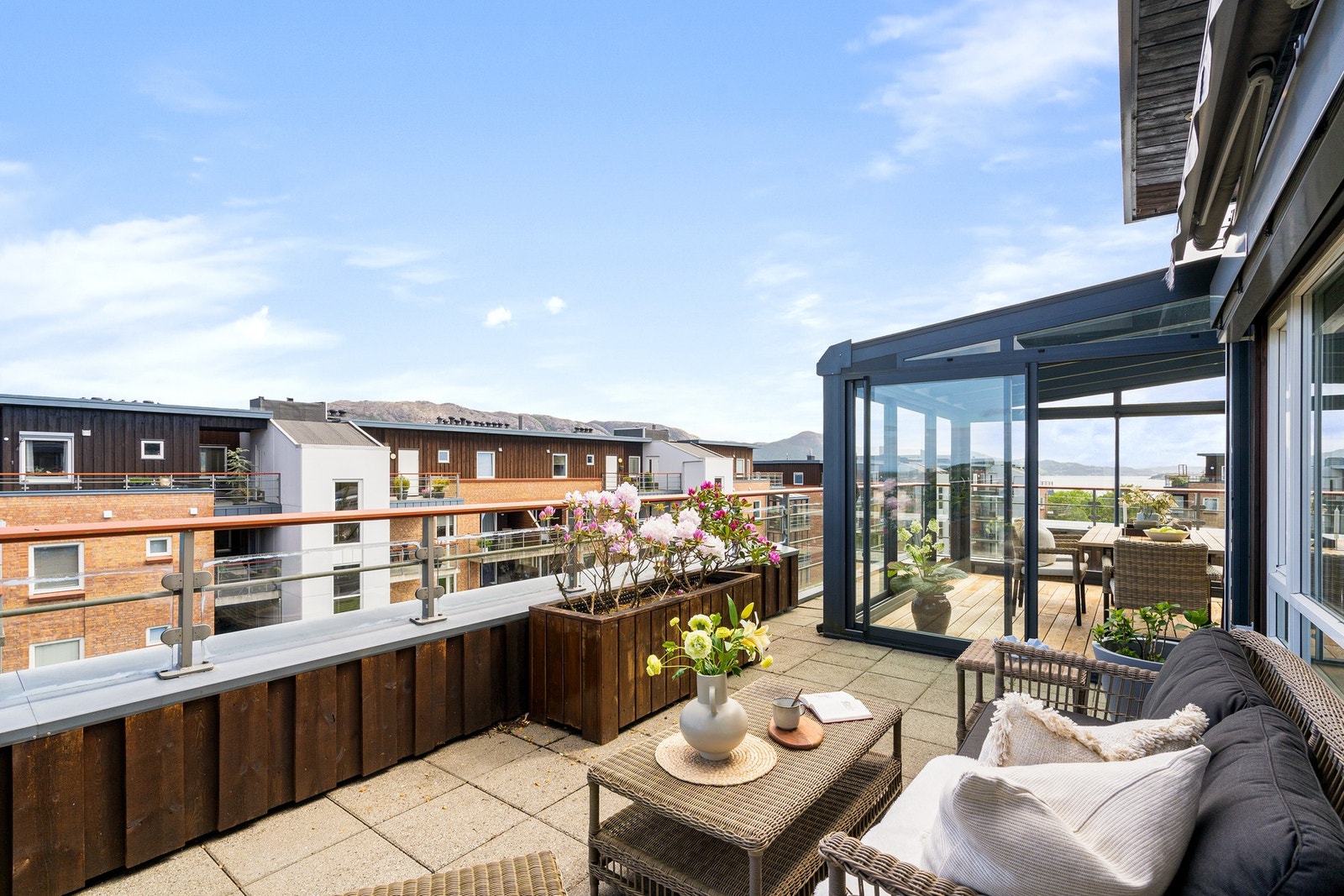 Leiligheten har en stor og solrik terrasse som omkranser boligen. Galleribilde