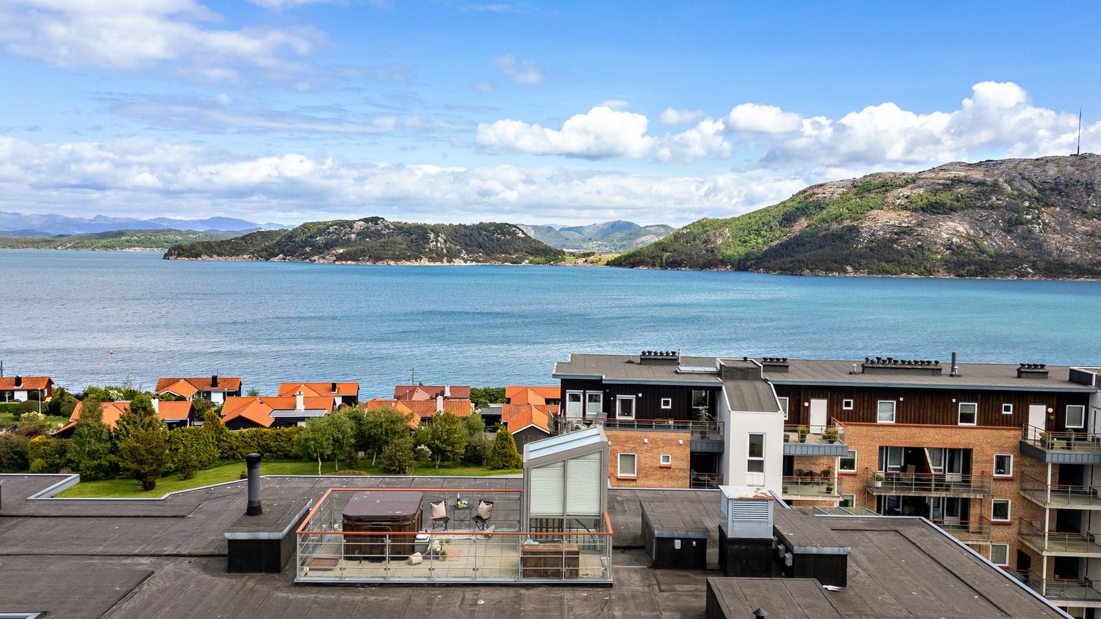 Takterrassen byr på fabelaktig utsikt mot Gandsfjorden og upåklagelige solforhold. Galleribilde