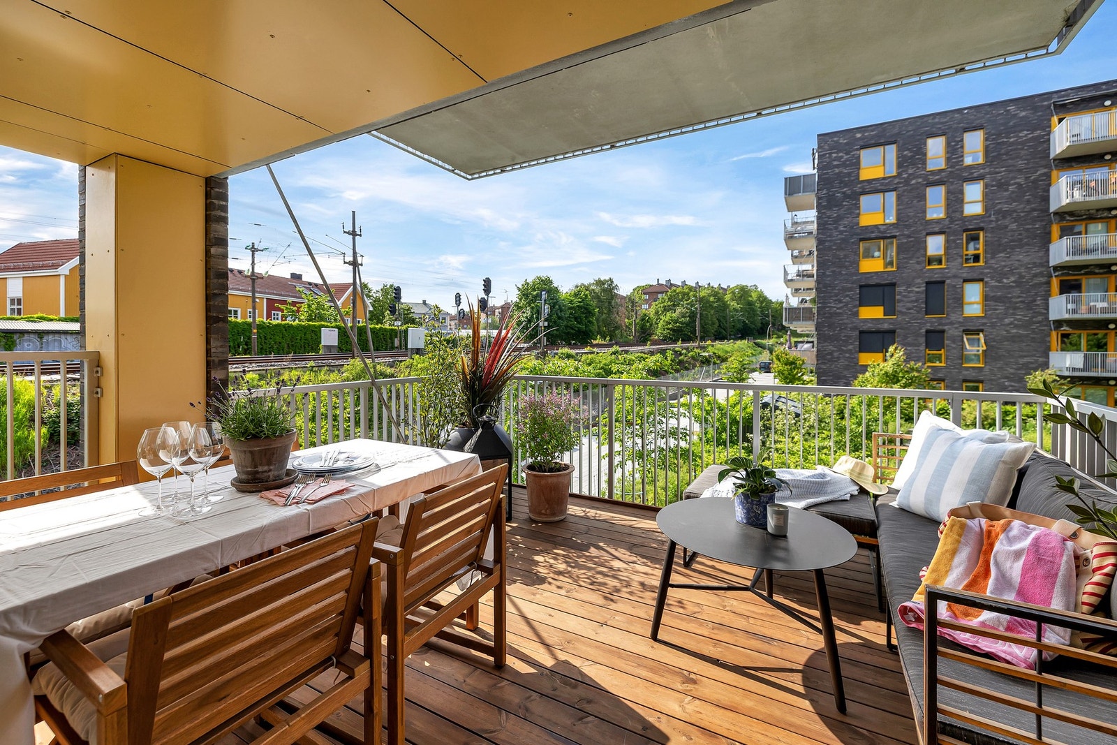 Balkongen oppleves som en naturlig forlengelse av boligen og gir rikelig med rom for både avslapning og sosiale sammenkomster. Galleribilde