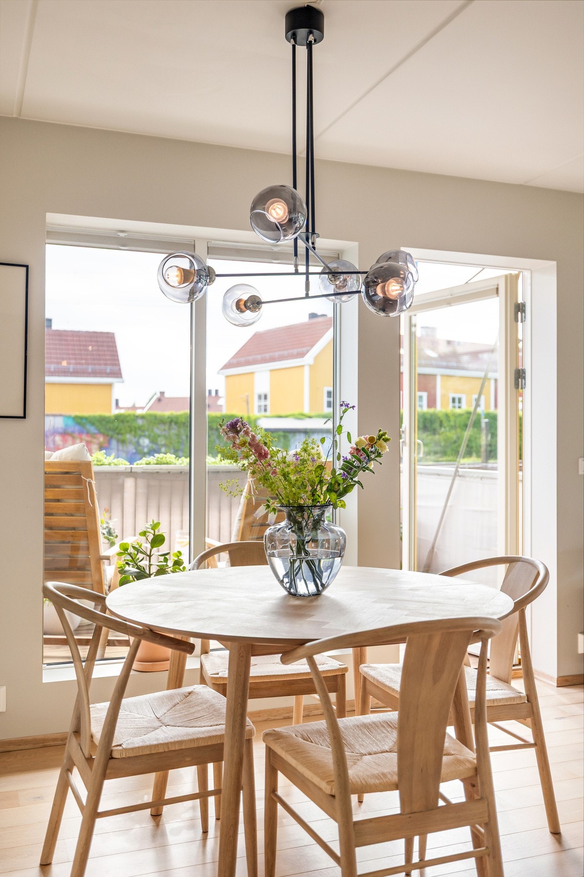 Spisebord som danner et hyggelig samlingspunkt i hjemmet. Her er det rom for både hverdagsmåltider og gjestfrie middager, med en naturlig plassering i tilknytning til stue og kjøkken. Galleribilde