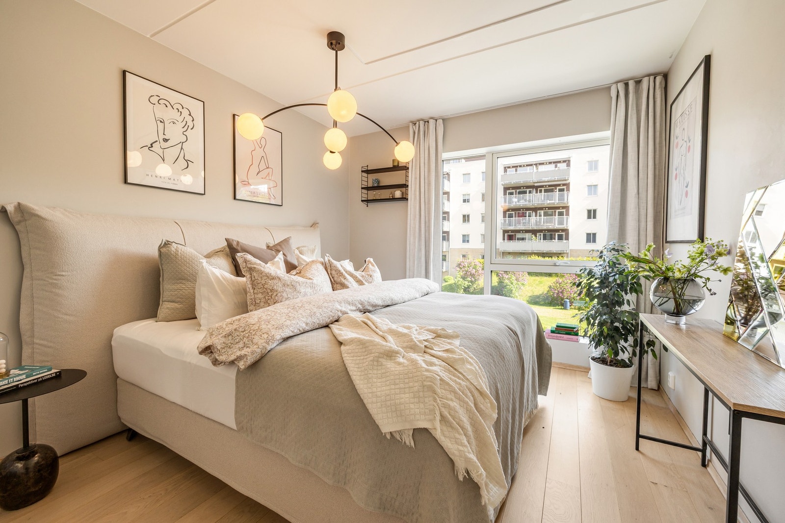 Rålekkert hovedsoverom med god plass til dobbeltseng, nattbord og stor garderobe. Galleribilde