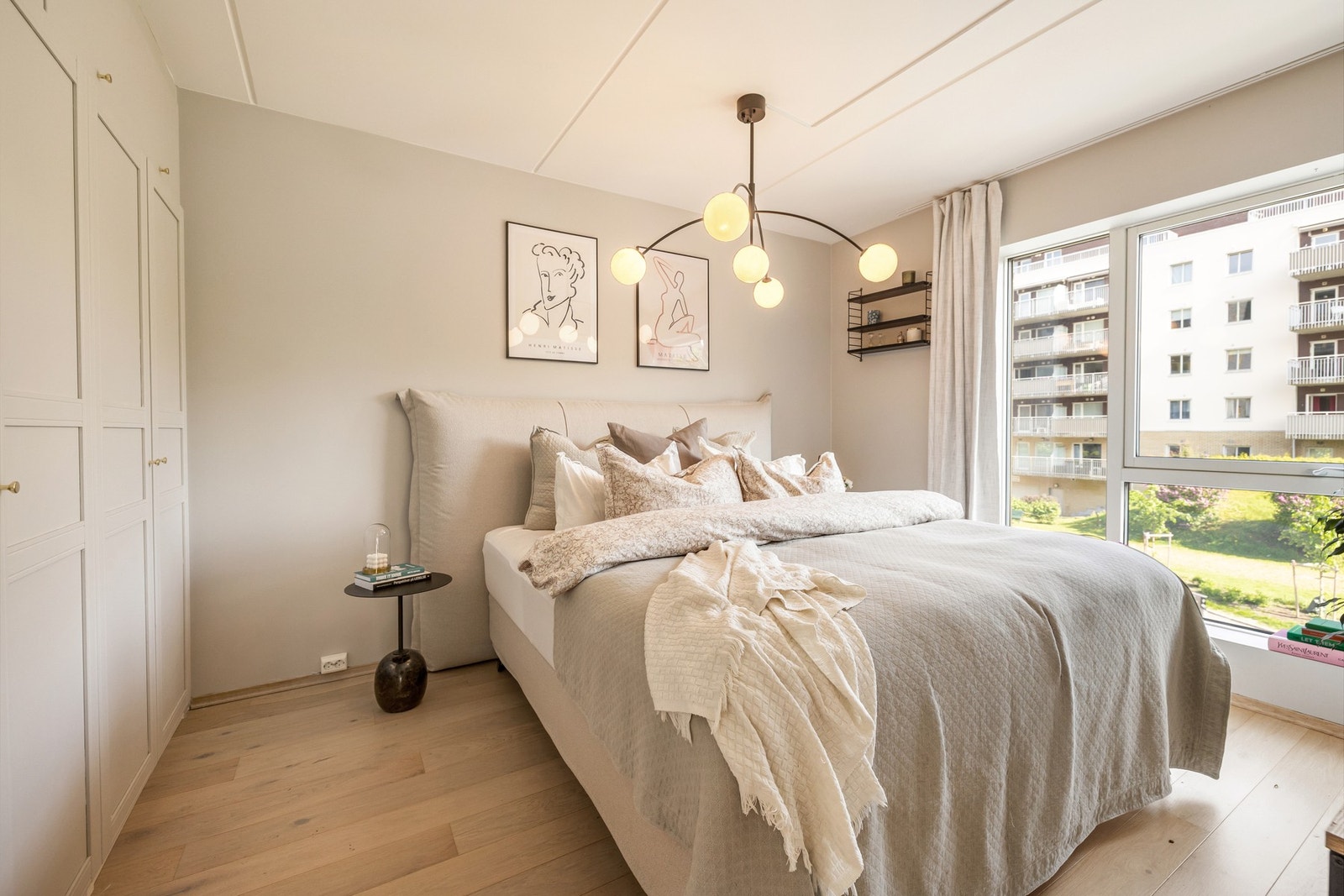 Store vinduer som slipper inn rikelig med lys. Galleribilde