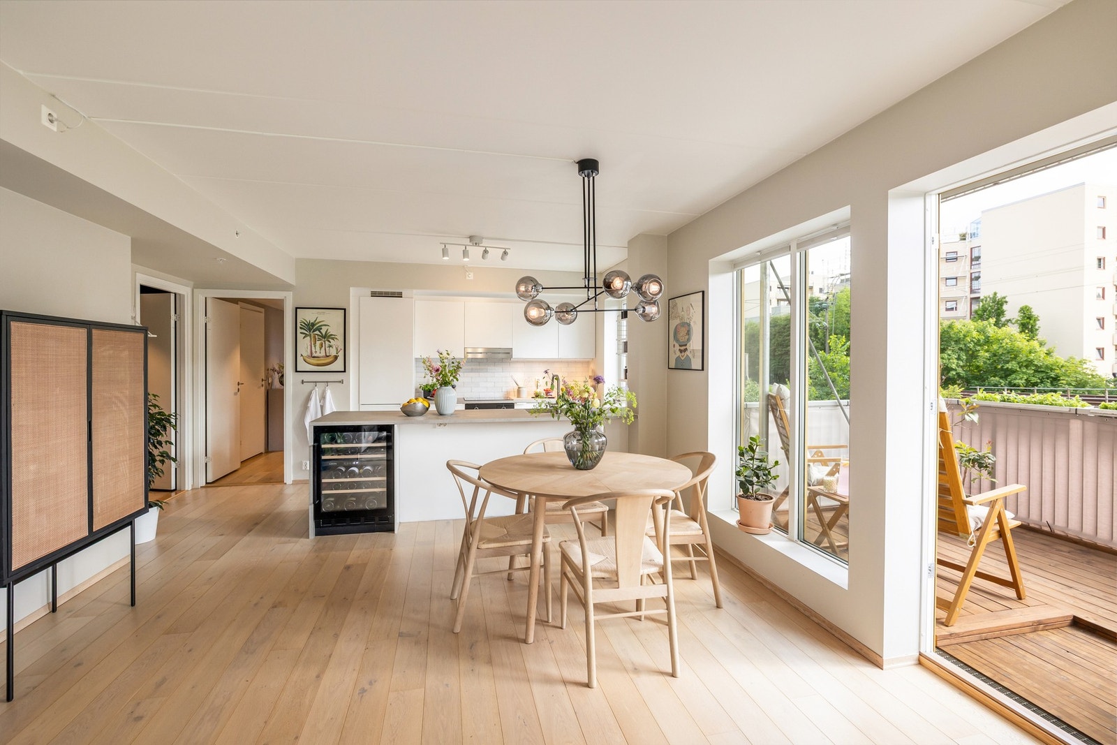 Rålekker og romslig stue som er malt i en moderne fargetone. Fra stuen er det utgang til boligens andre balkong. Galleribilde