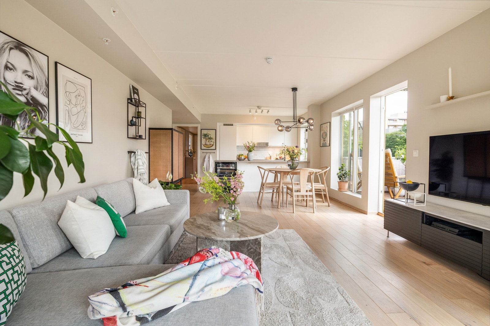 I stuen er det god plass til sofa med tilhørende møblement. Galleribilde