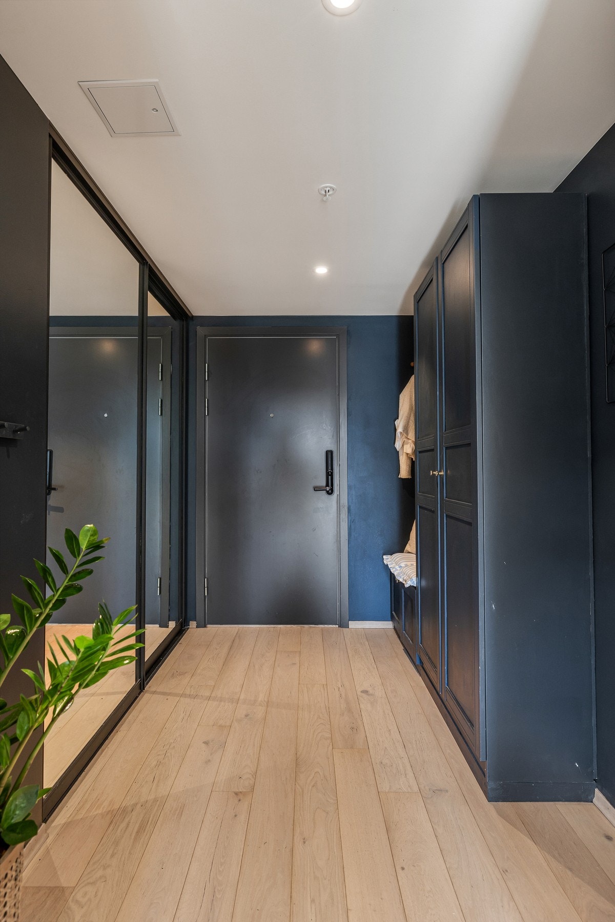 Praktisk skyvedørsgarderobe. Galleribilde