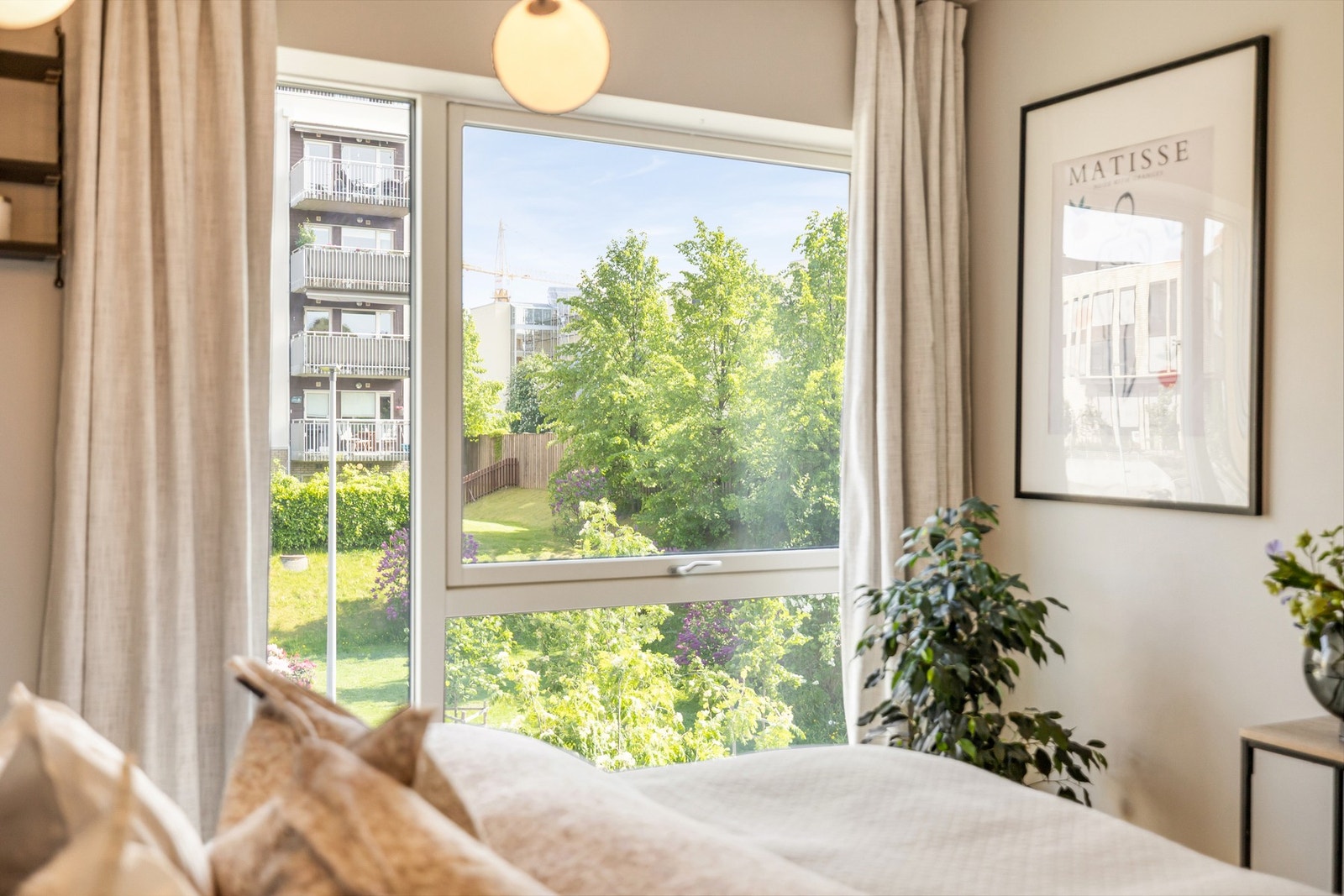 Her våkner du til grønne og rolige omgivelser rett utenfor vinduet - en behagelig utsikt som gir en følelse av ro og nærhet til naturen. Galleribilde