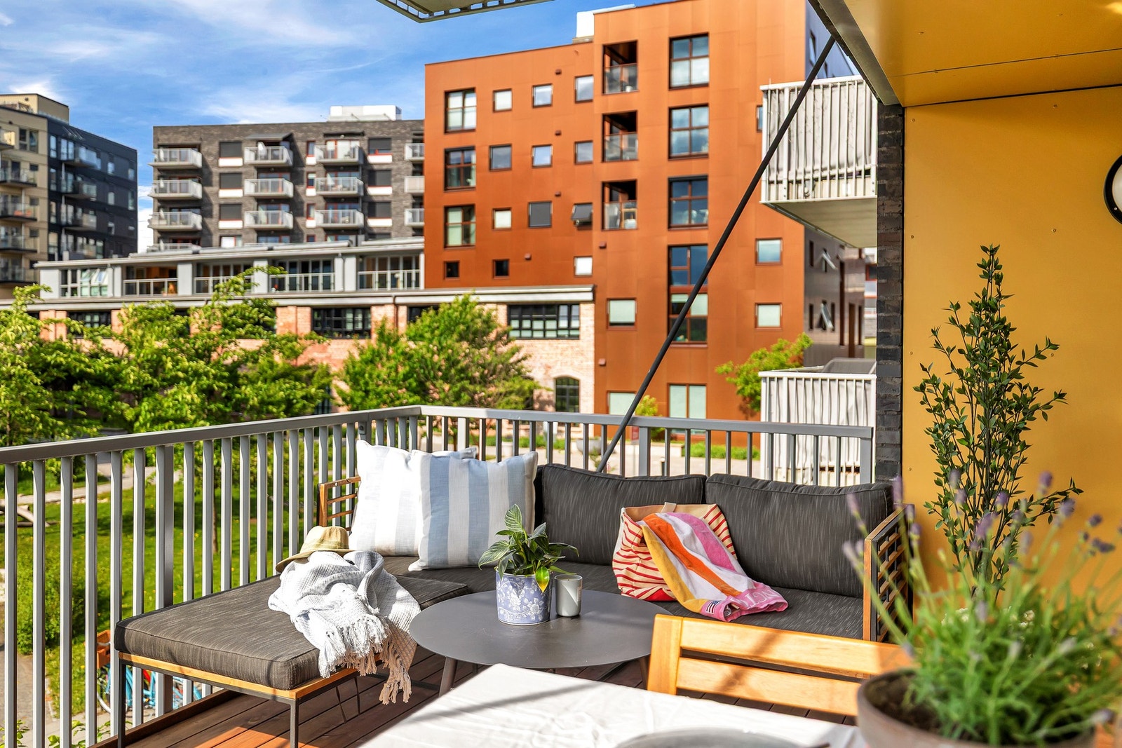 Et flott uterom med gode solforhold og rikelig plass til både avslapning og sosiale sammenkomster. Galleribilde