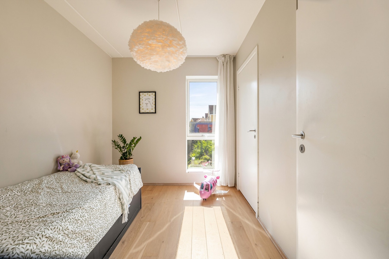 Soverom nr. 2 med god plass til seng og tilhørende møblement. Galleribilde
