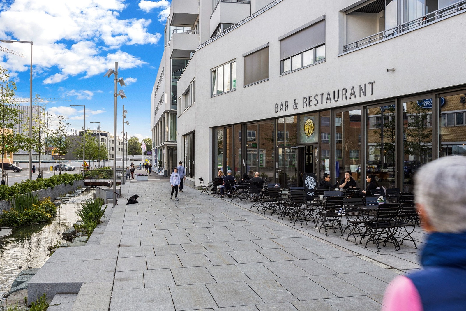 I Gladengveien finner man flere restauranter og servicetilbud. Galleribilde