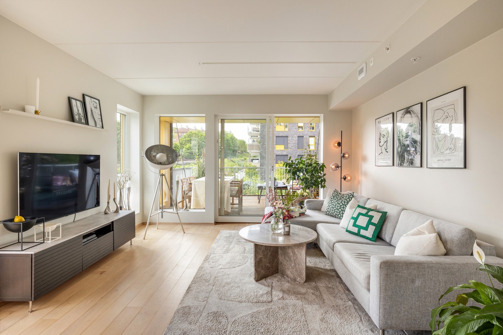 Store vinduer som slipper inn rikelig med naturlig lys. Galleribilde