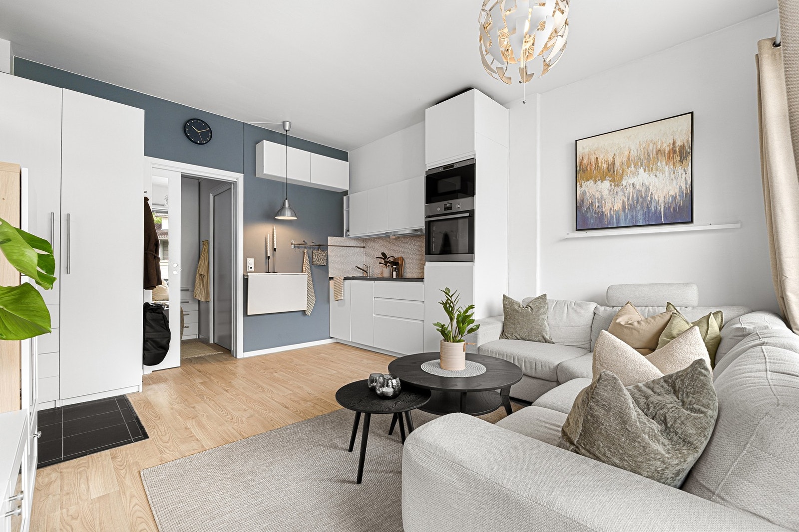 Stue og kjøkken i åpen løsning, med et lyst og moderne uttrykk. Galleribilde