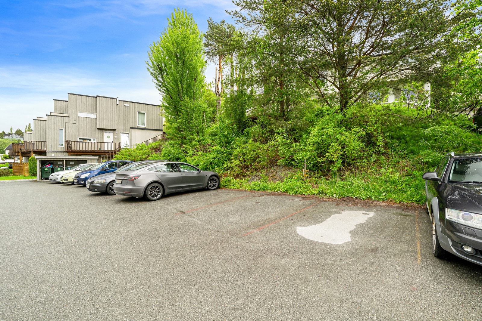Seksjonen disponerer egen biloppstillingsplass på felles parkeringsområde. Galleribilde