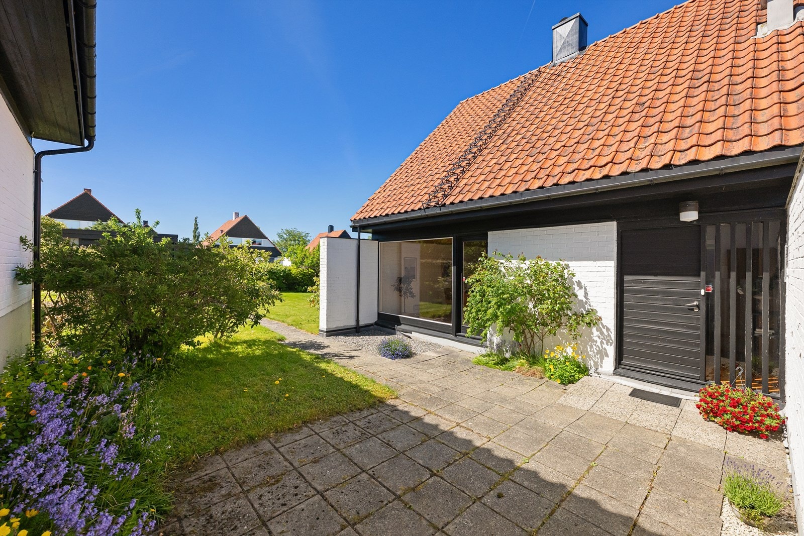 Uteplass ved inngangspartiet. Galleribilde