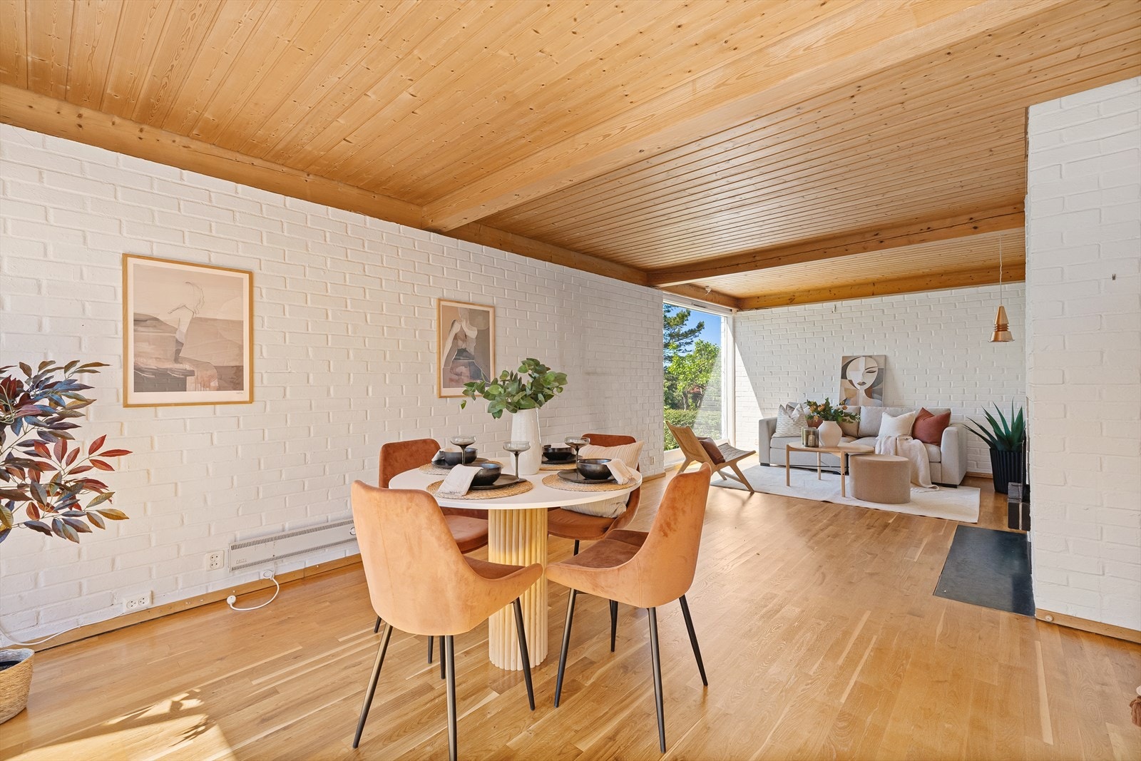 Spisestuen har god plass til langbord for sosiale sammenkomster. Galleribilde