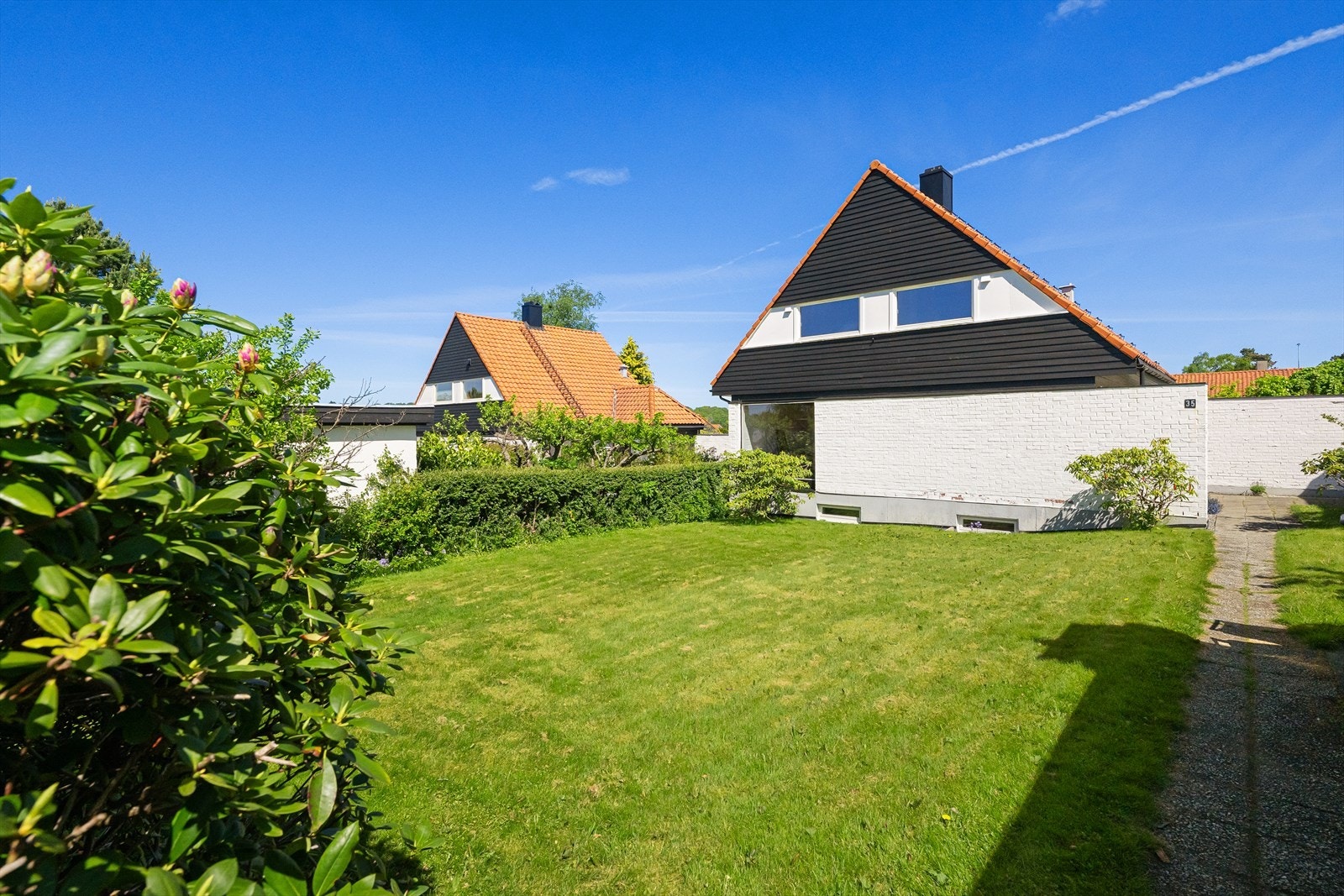 Stor og flat gressplen med god plass for lek og utendørsaktiviteter. Galleribilde
