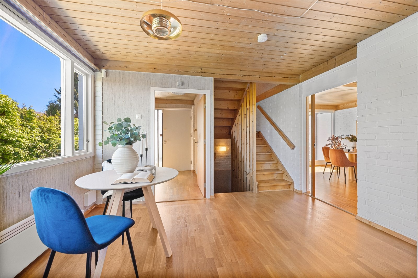 Lakkert tretrapp forbinder boligens tre etasjer. Galleribilde