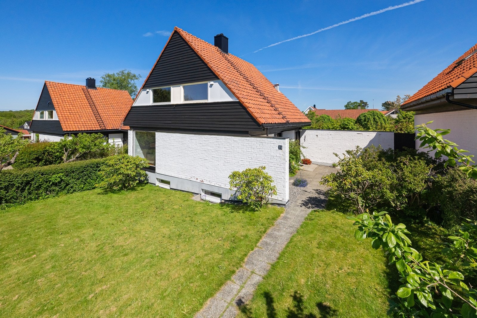 Eiendommen ligger på en flat tomt i et etablert og familievennlig nabolag. Galleribilde