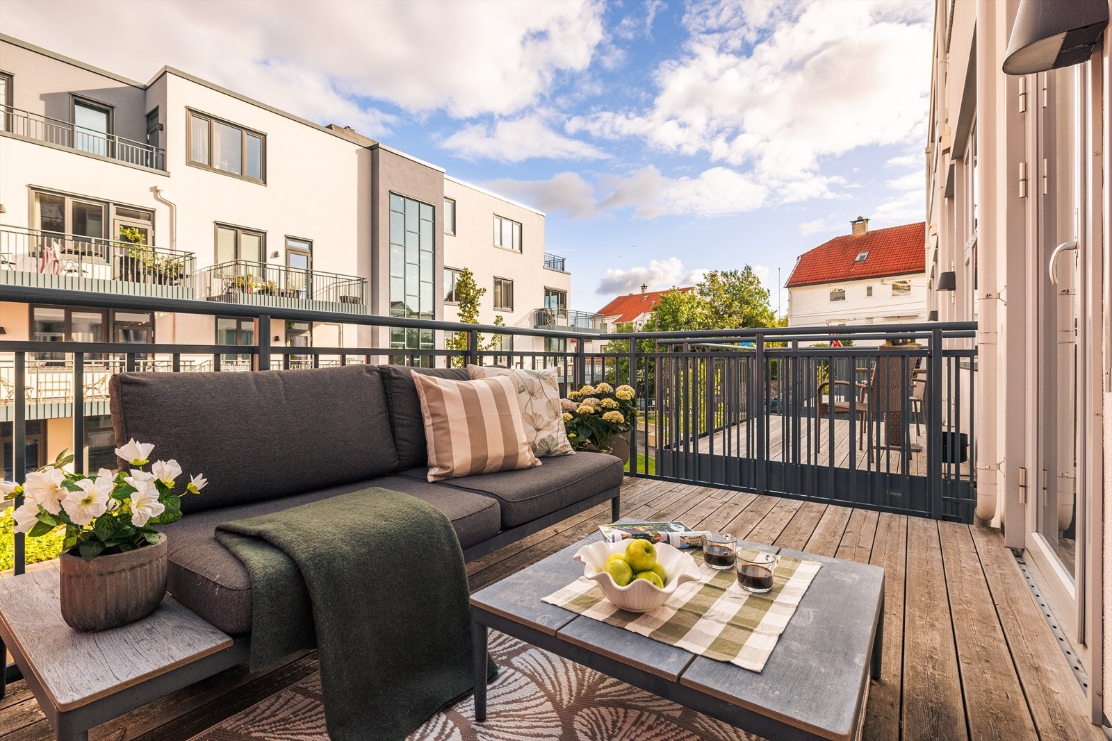 Fra balkongen har du flott utsyn til sameiets velstelte uteområder, med grønne plener, steinheller, sittegrupper og beplantning. Dette gir en luftig og harmonisk atmosfære når man nyter en flott sommerdag. Galleribilde