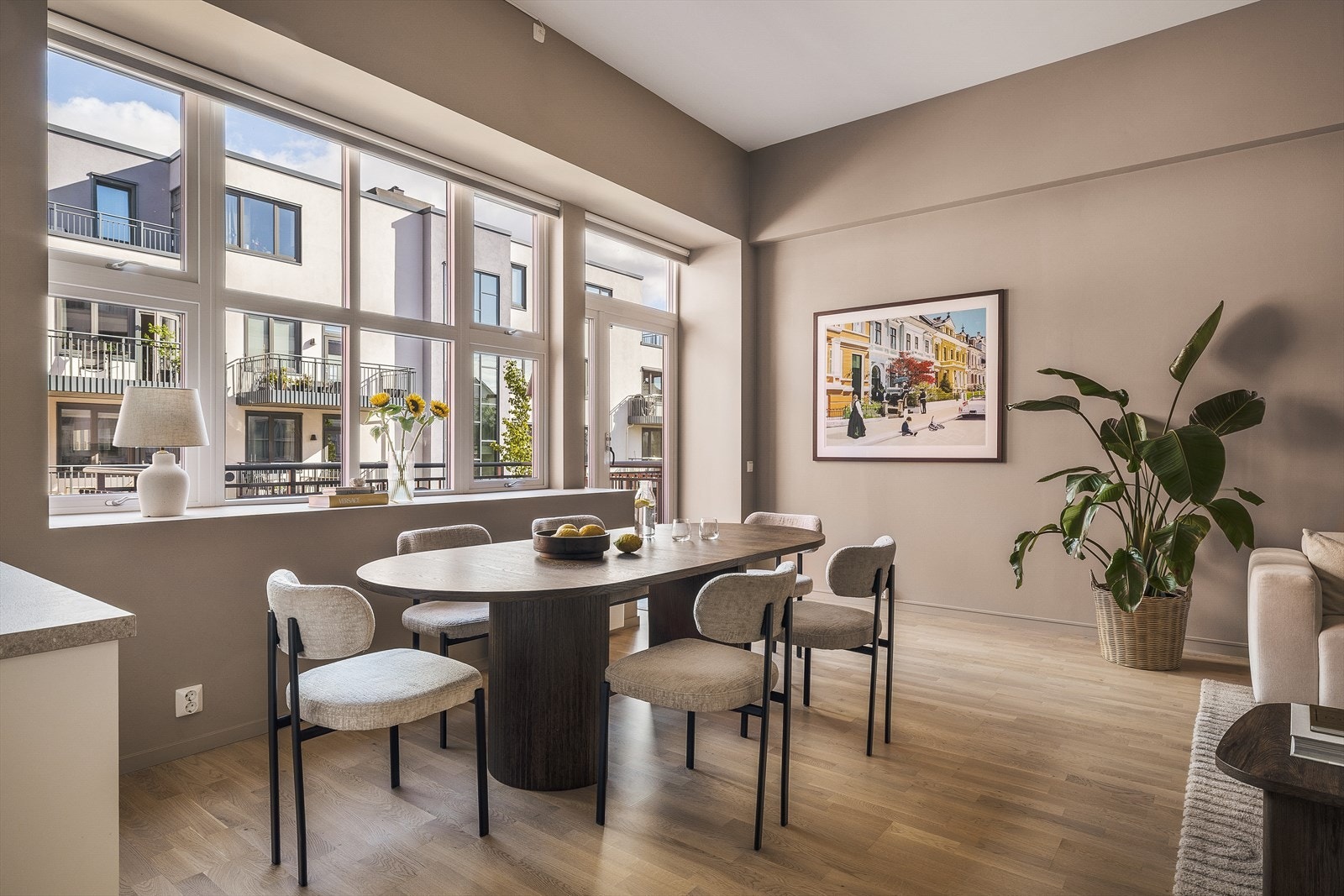 Fra stuen har man tilgang til boligens balkong. Galleribilde