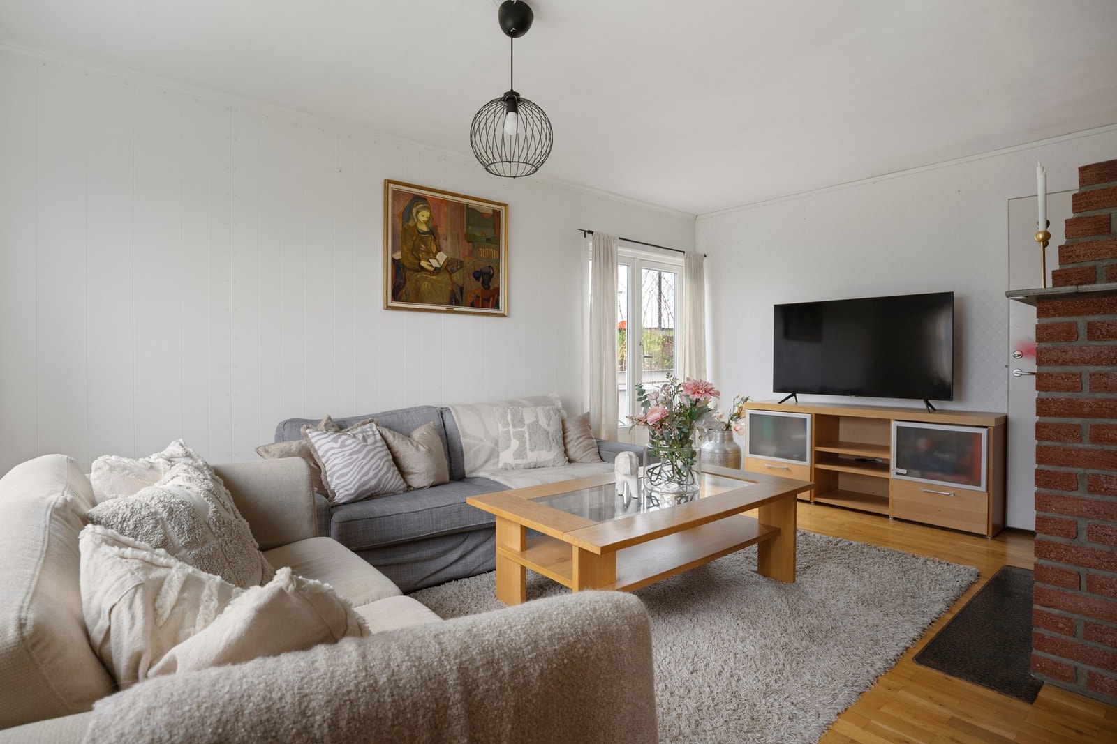 Stue med inngang til soverom. Dette rommet har tidligere vært en del av stuen. Galleribilde