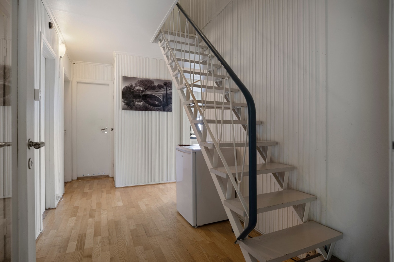 Romslig gang med trapp til 2.etg. Galleribilde