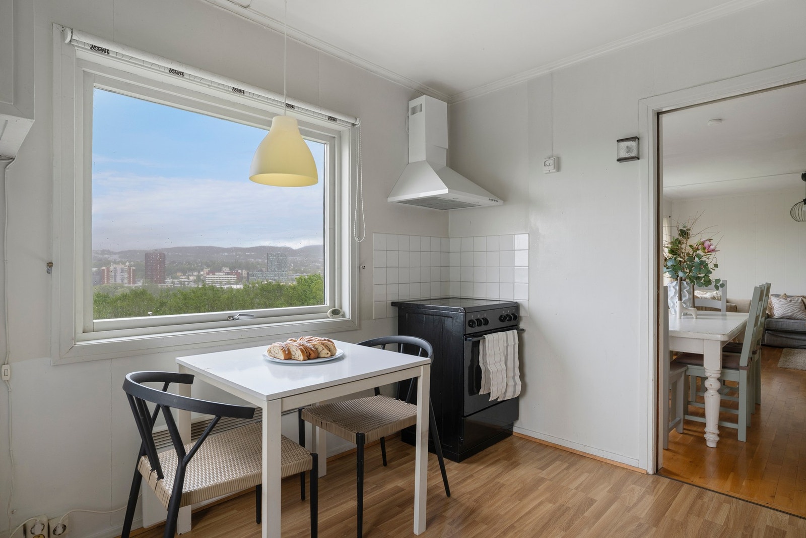 Kjøkken/spisestue. Galleribilde