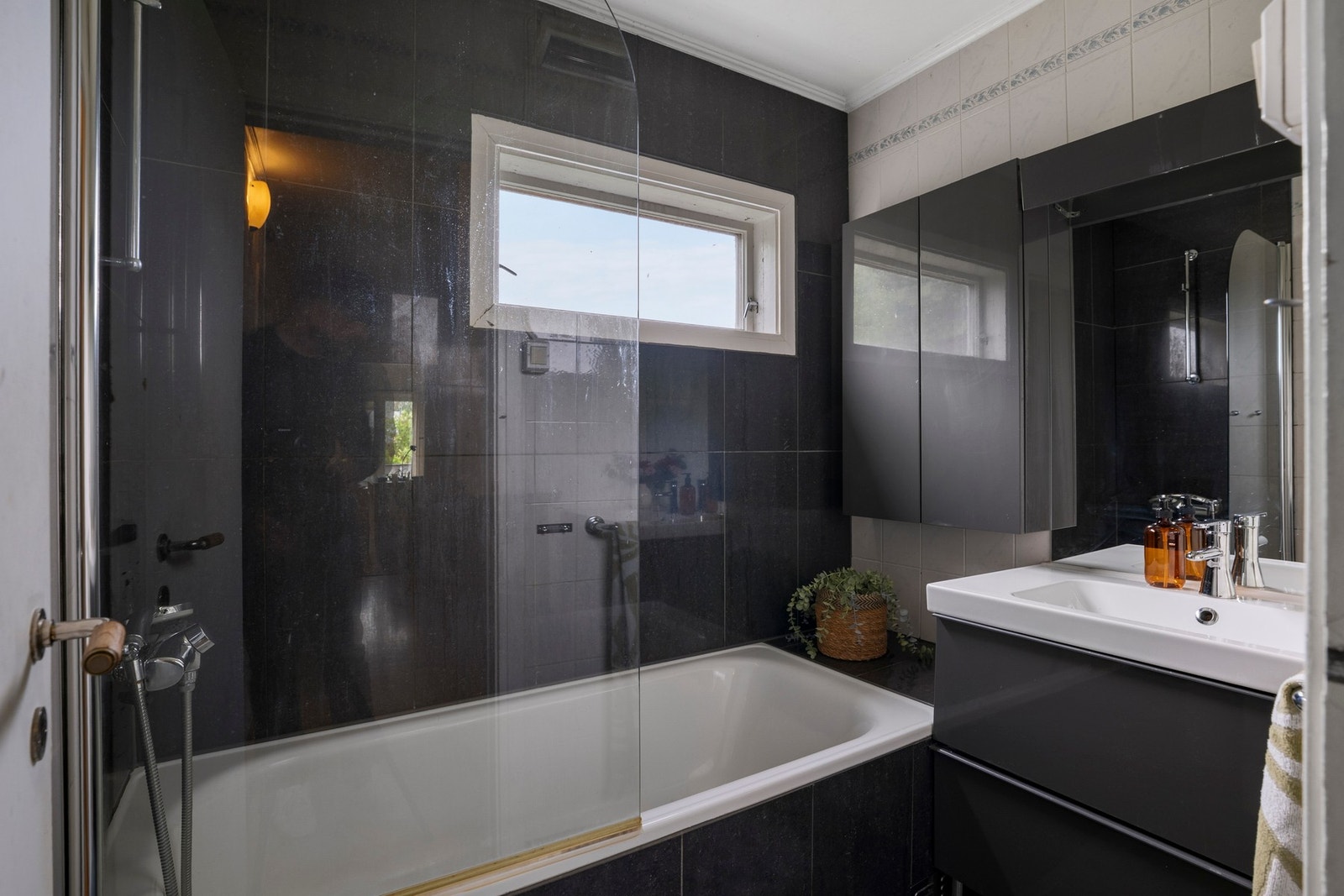 Moderne baderomsinnredning med badekar og dusj. Galleribilde