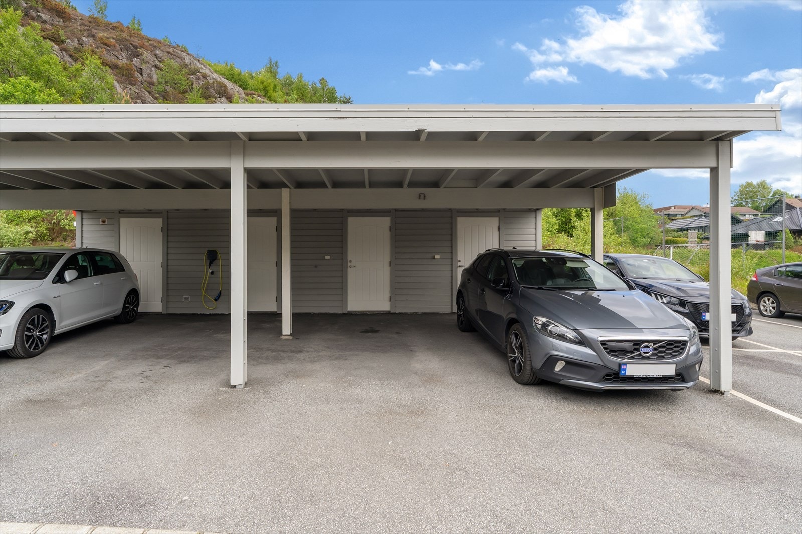 Til leiligheten hører en parkeringsplass i carport, samt en bod. Galleribilde