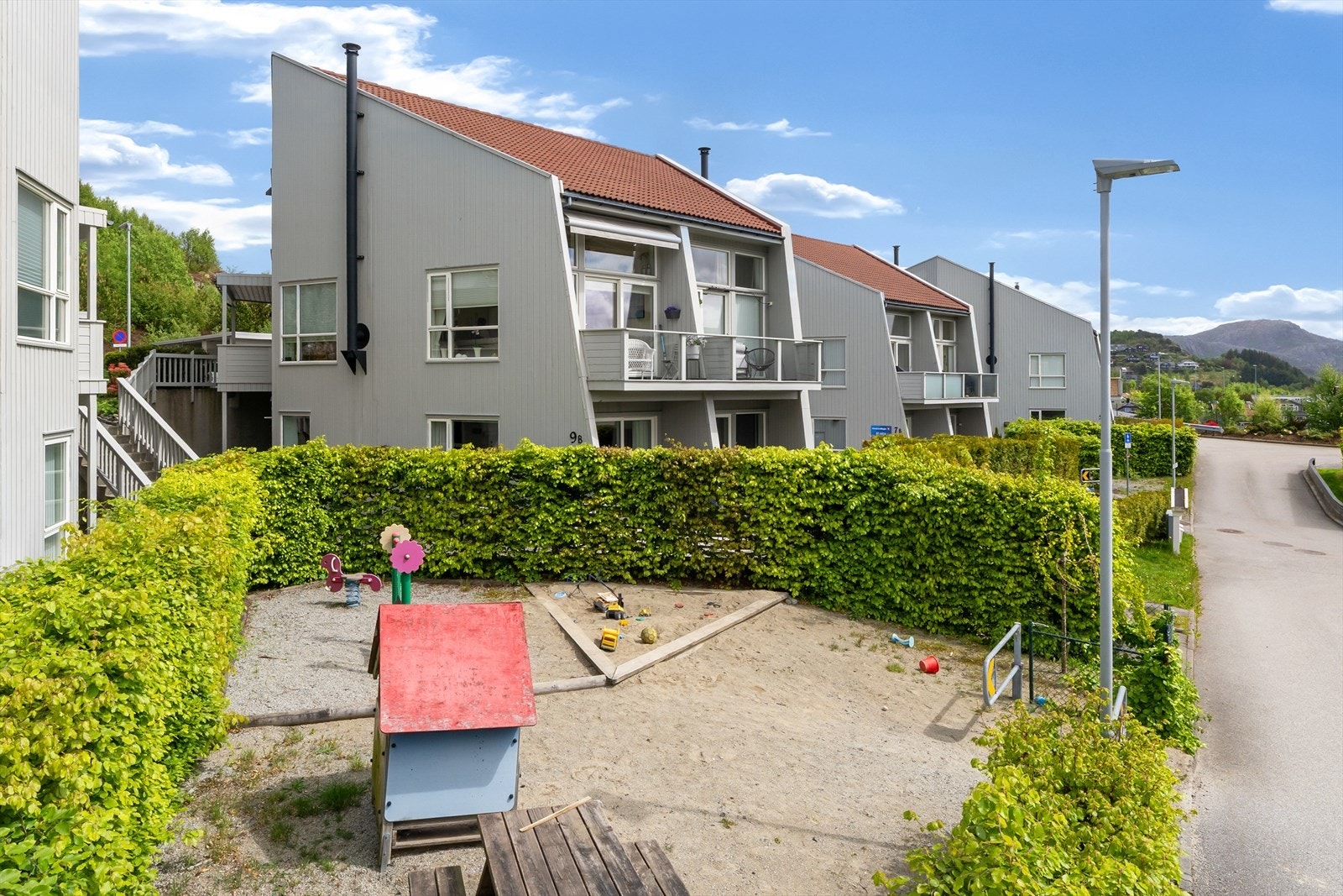 Felles lekeplass og fotballbane finnes i nærområdet. Galleribilde