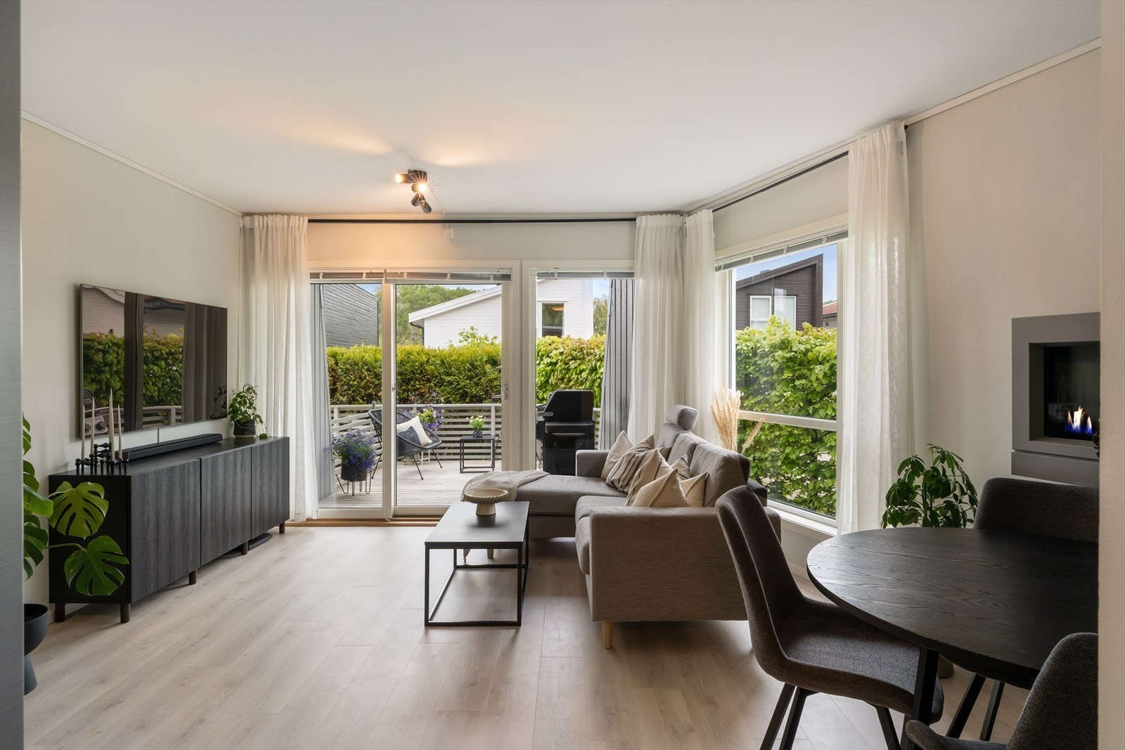 Stuen har god plass til både sofagruppe og spisebord. Galleribilde