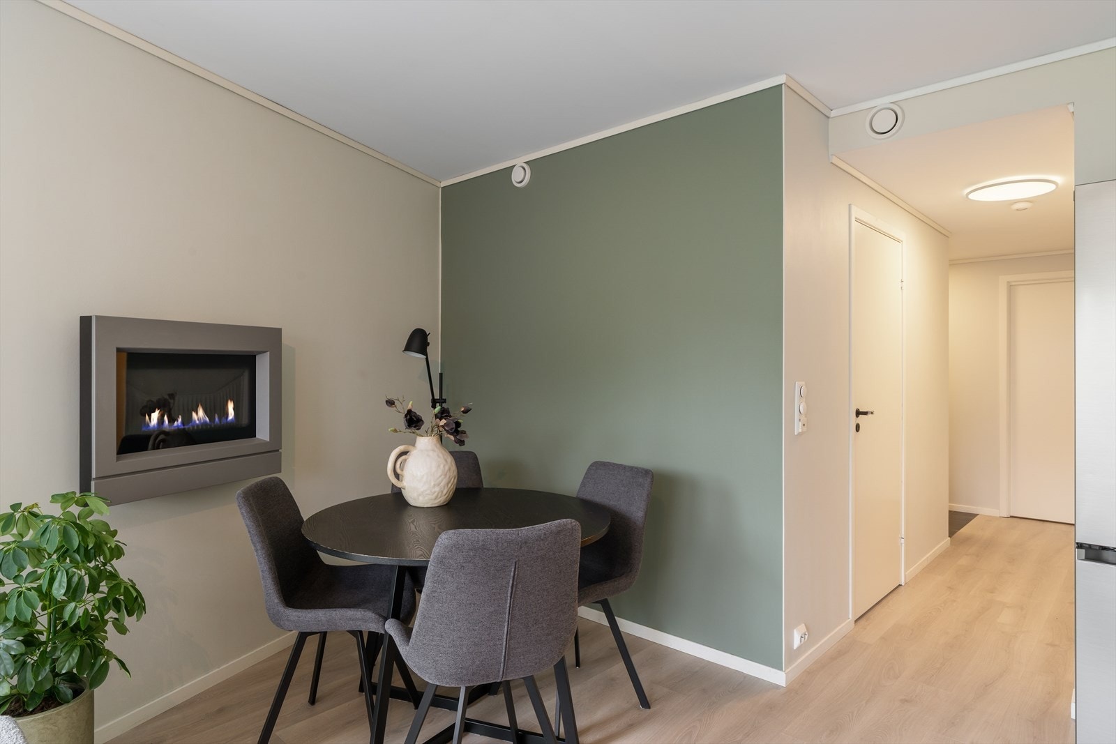 Plass til spisebord ved kjøkkenet. Galleribilde