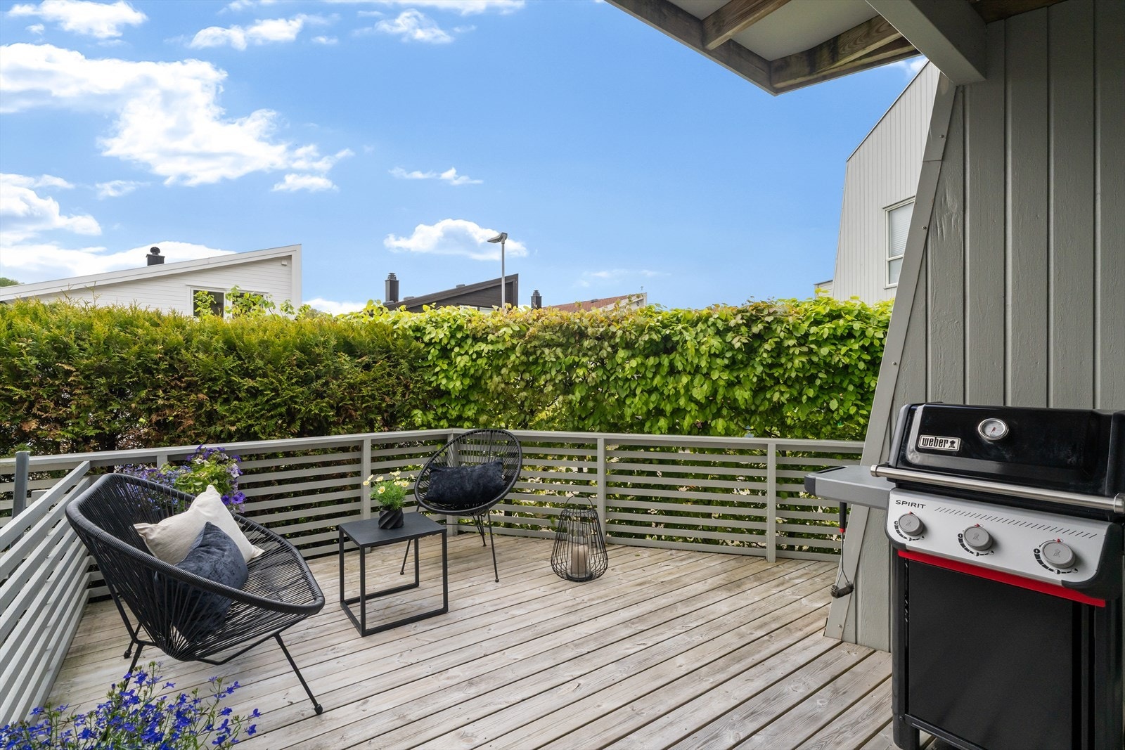 Fra stuen er det utgang til en skjermet, vestvendt terrasse med gode solforhold. Galleribilde