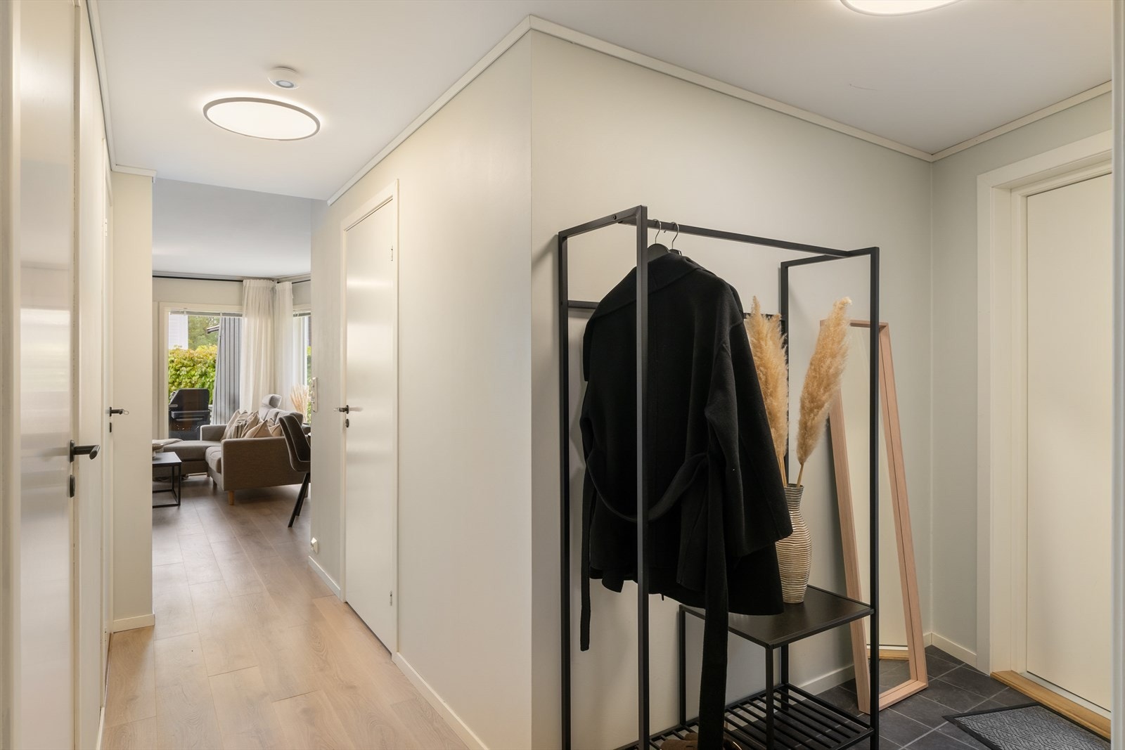Entréen har flislagt gulv ved inngangspartiet og plass til yttertøy. Galleribilde