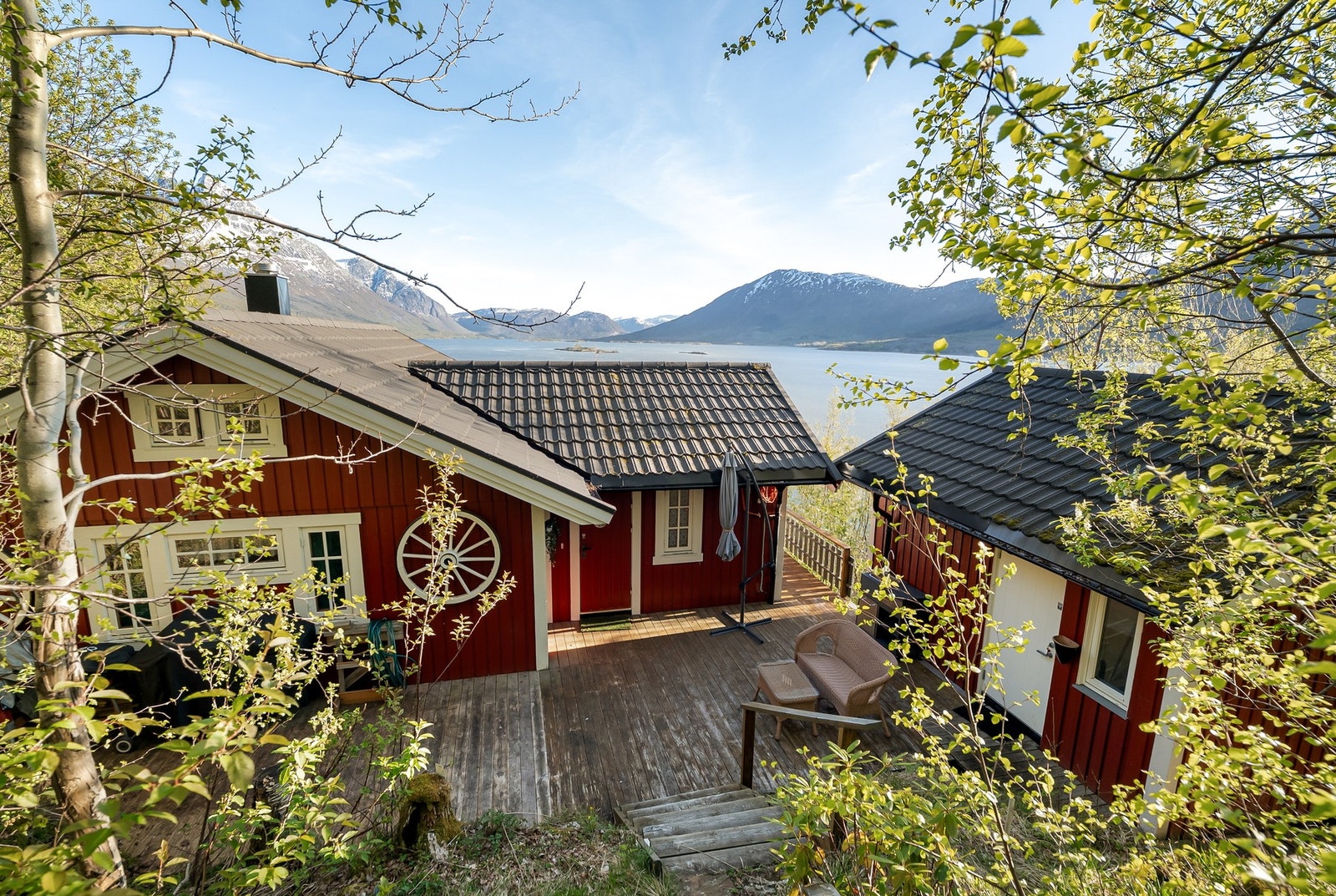Velkommen til Holmsundfjorden 162! Foto: LEEL Media Pen hytte med innlagt vann og strøm. Meget gode solforhold! Galleribilde