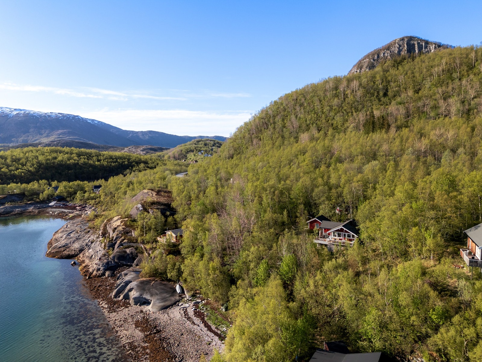 Eiendommen ligger usjenert til, nært berg og strand. Galleribilde