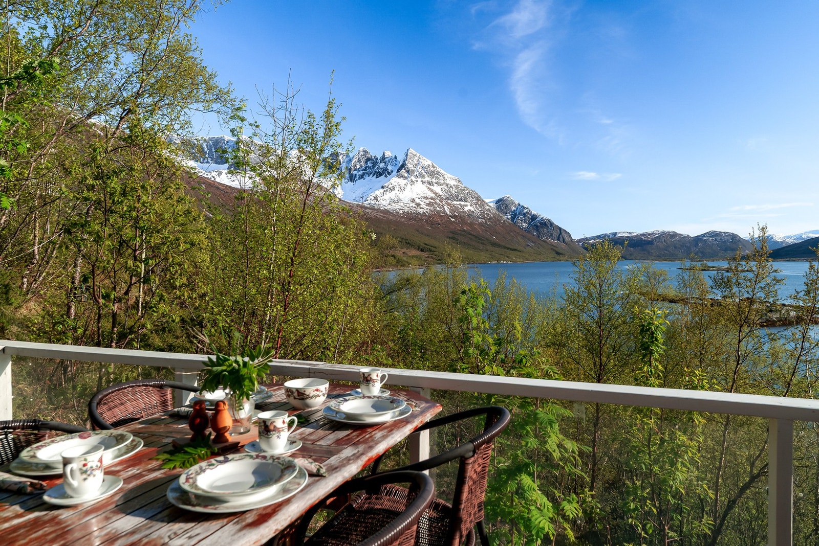 Fra uteplassen kan man nyte utsikten mot de majestetiske fjellene på andre siden av fjorden. Galleribilde
