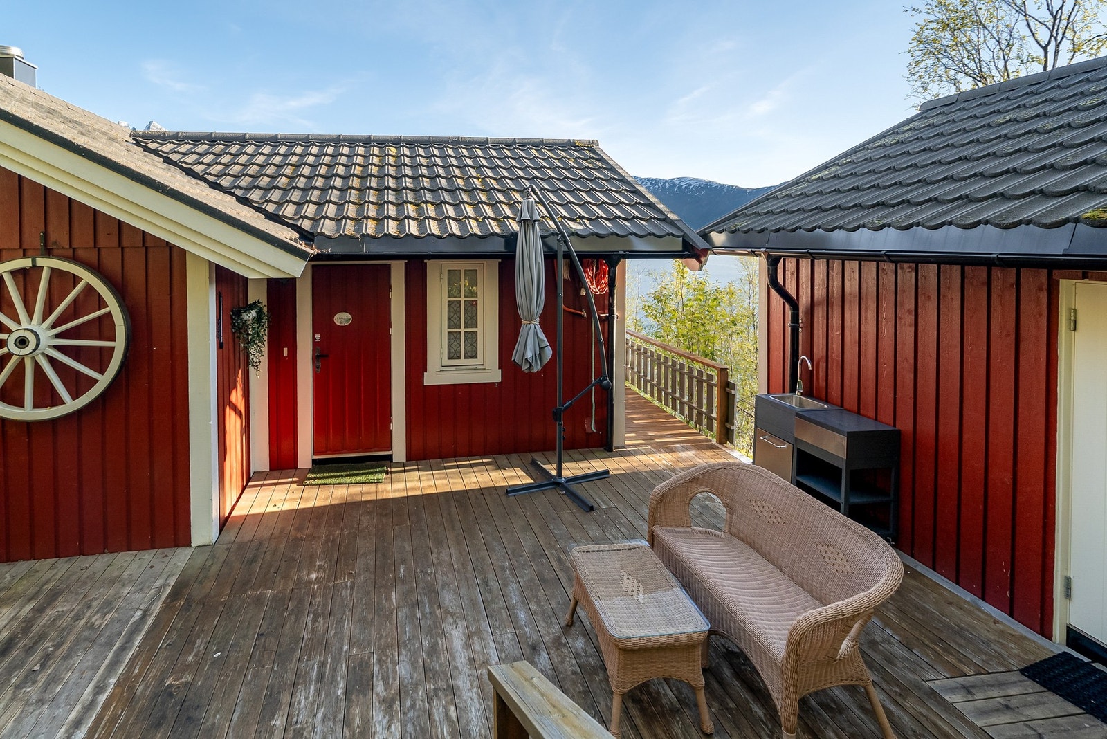 Uteområdet mellom bygningene er et lunt og sosialt samlingspunkt. Galleribilde