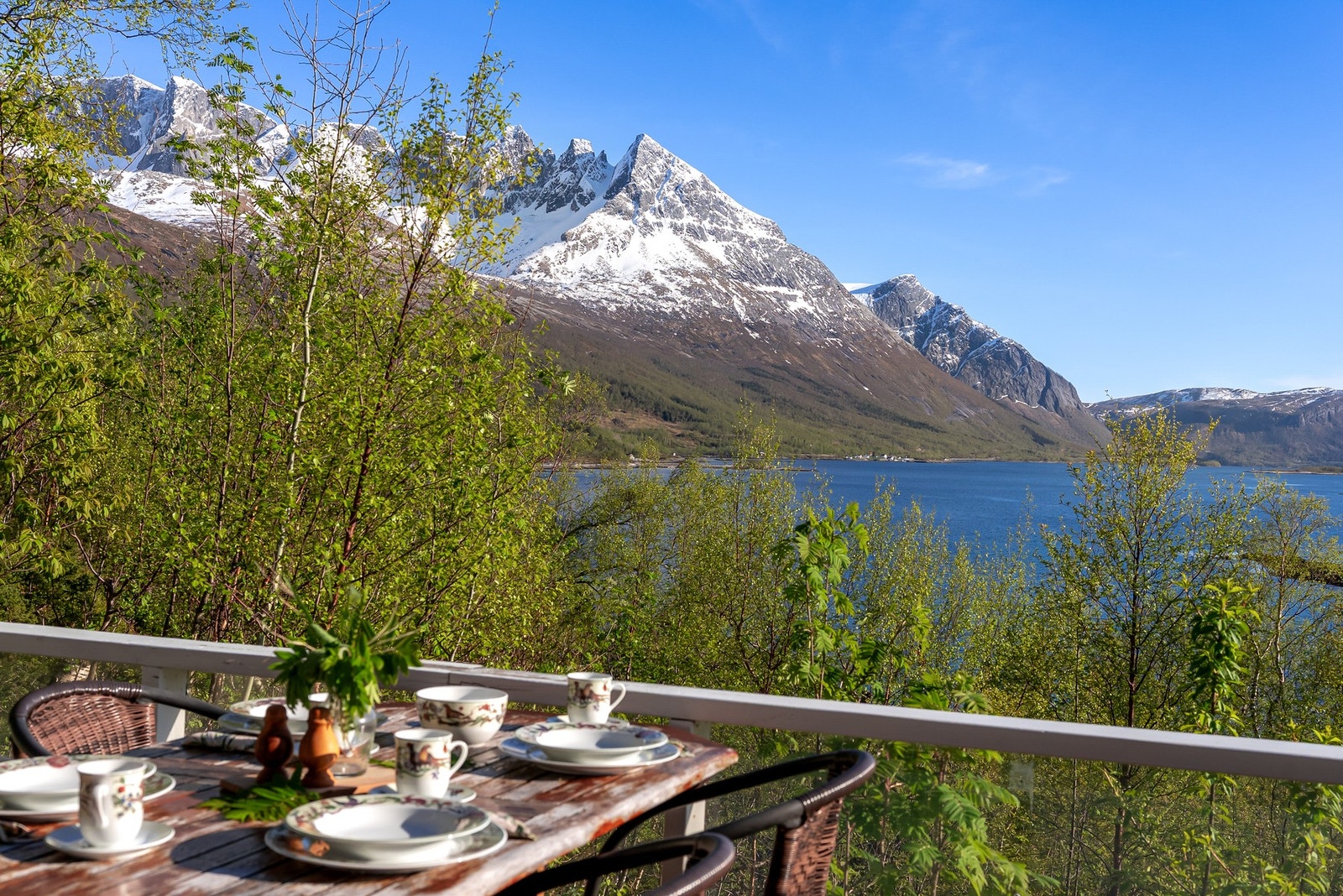 Nyt morgenkaffen med utsikt over Holmsundfjorden. Galleribilde