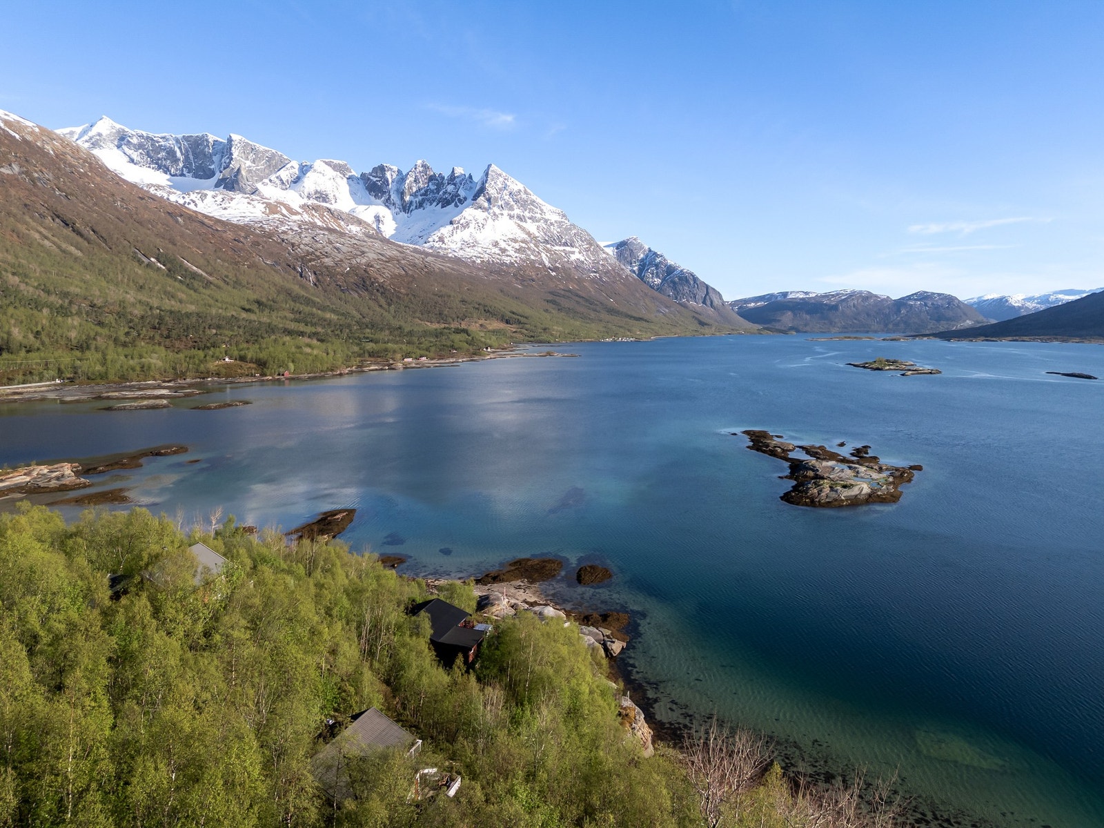 Beliggenheten kun 30 meter ned til sjøkanten, med gode muligheter for fiske og båtliv. Galleribilde