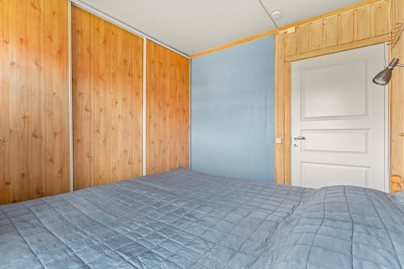 Det er en stor skyvedørsgarderobe langs den ene veggen, samt god plass til seng og nattbord. Galleribilde